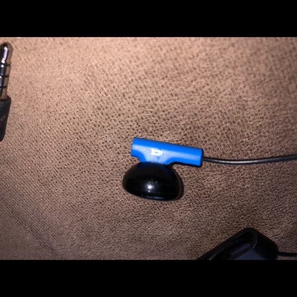 PlayStation Com’s Head Bud (Party Chat Only) - Picture 7 of 7